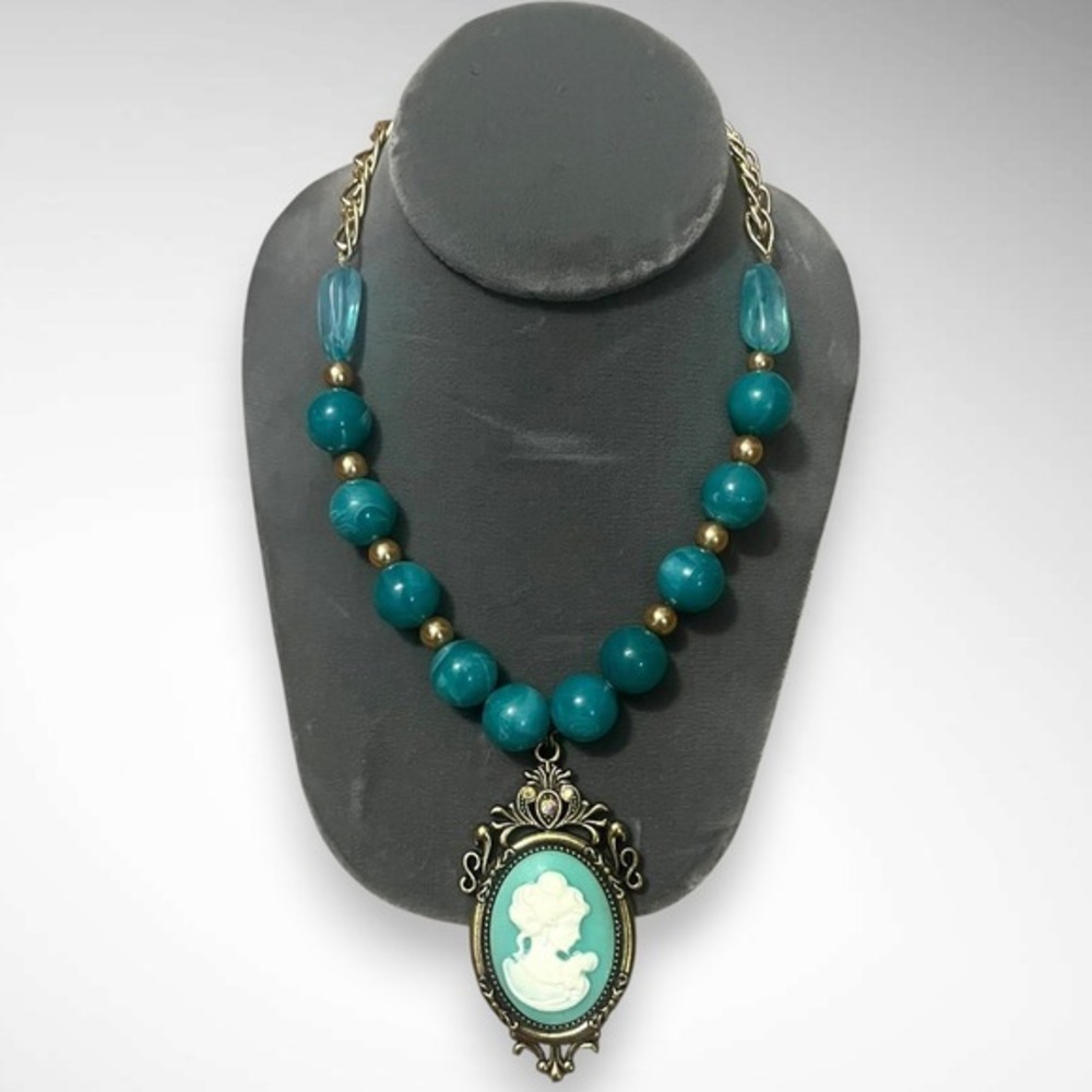 Teal Chunky Beaded Necklace With Cameo Pendant | EUC